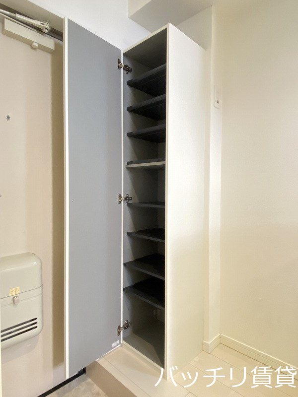 玄関　同型タイプの為、現状を優先いたします。