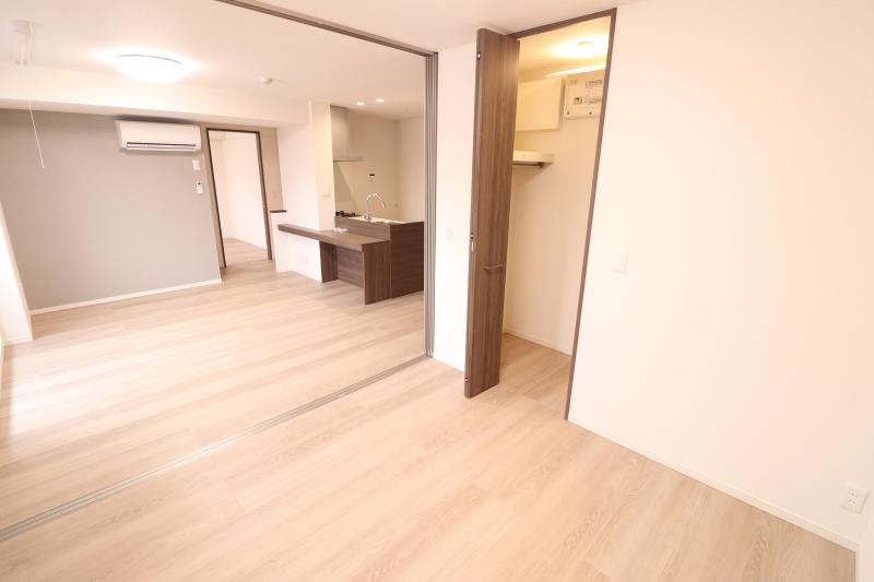 その他　洋室4.6帖とリビング12.9帖