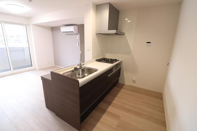 キッチン　1　3口ガスコンロ、グリル付きのカウンターキッチン