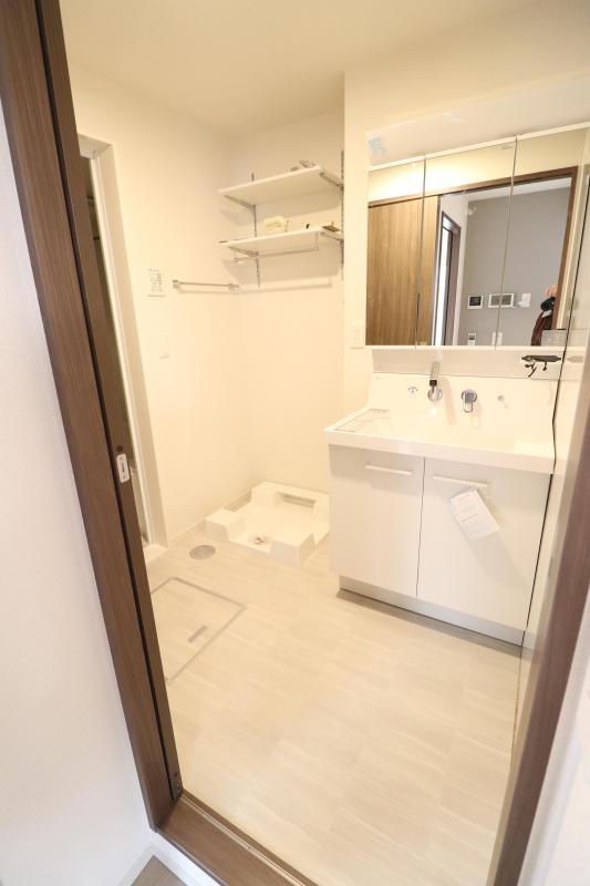 洗面設備　1　シャワー付き洗面台