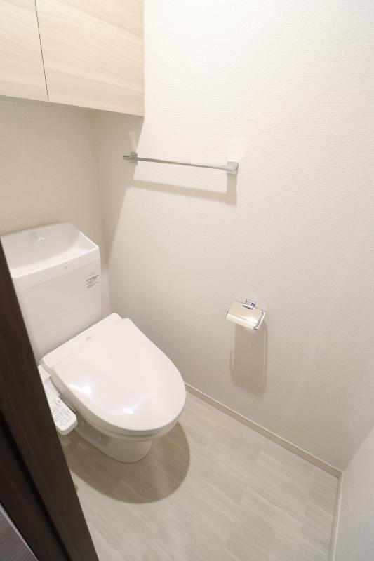 トイレ　温水洗浄便座付きトイレ　上部に収納あり