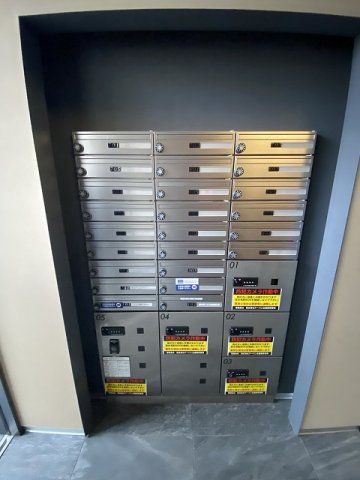 エントランス　共用エントランスには宅配BOXがあるので荷物の受け取りもスム