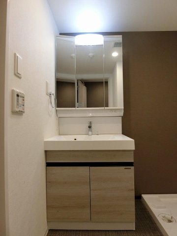 洗面設備　角度の変えられる3面鏡付きの洗髪洗面化粧台です♪朝のバタバタ