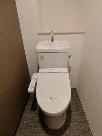 トイレ　トイレは温水洗浄便座付き♪人気のバストイレ別です♪小物を置け