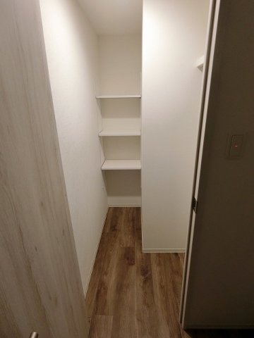 収納　洋室9.4帖のお部屋にあるウォークインクローゼットです♪たっ