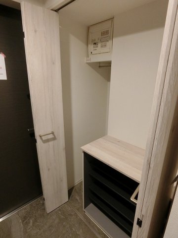 玄関　シューズボックス付きで玄関すっきり片付きます！上に写真やかわ