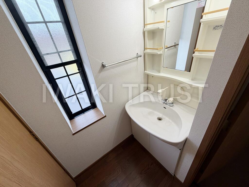 洗面設備　シャワー付き洗面と防水パン付き洗濯機置場あり