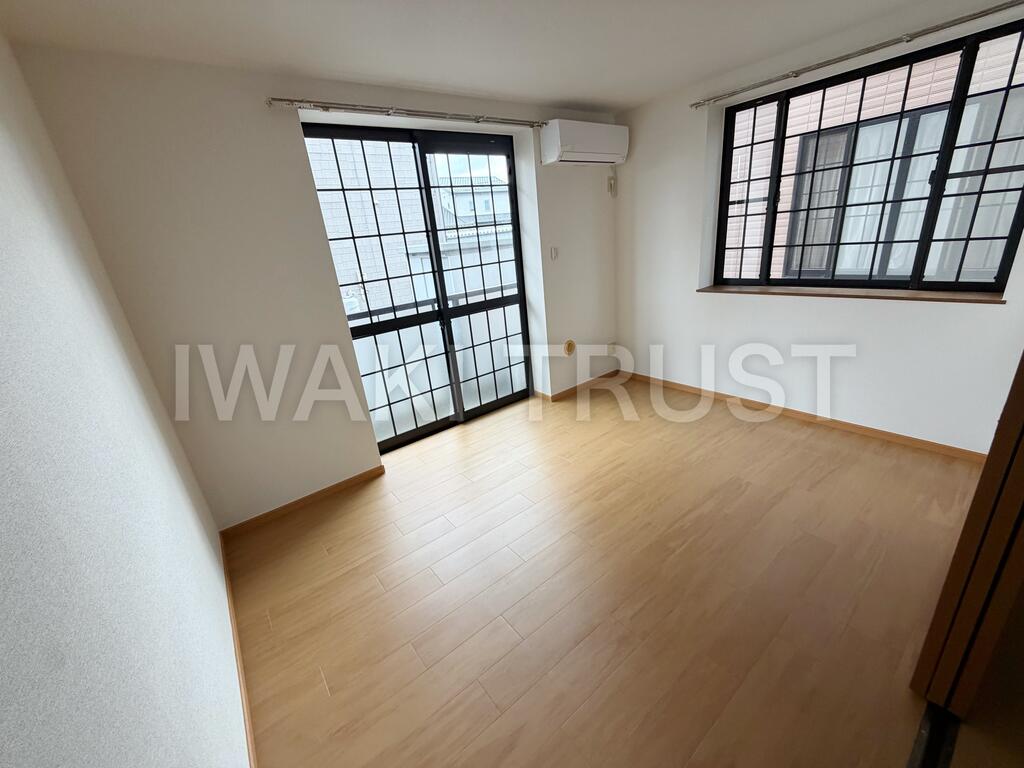 居室・リビング　南西角部屋。二面窓でとても明るい空間♪