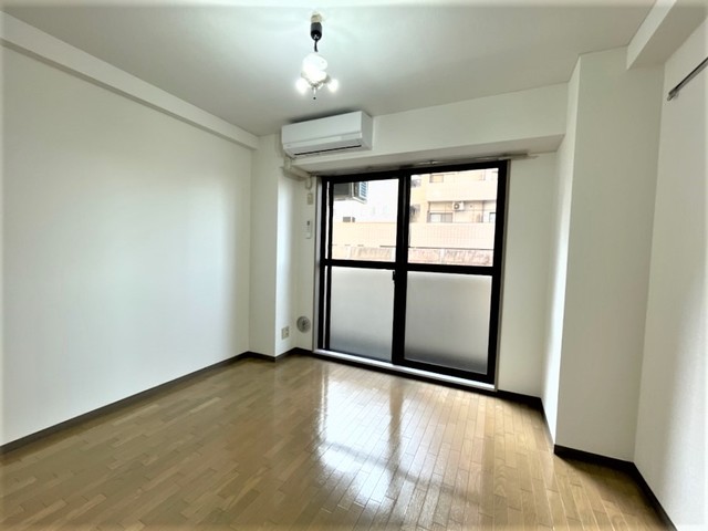 居室・リビング　一人暮らしには十分な広さです。照明は付きません。