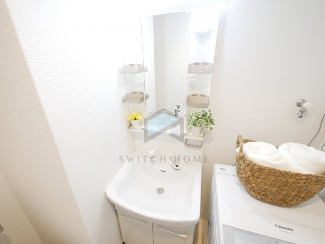 洗面設備　独立洗面台、小物を置くことができて便利です