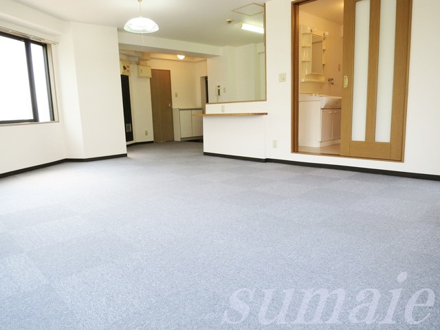 居室・リビング　☆三面採光の明るい洋室です☆