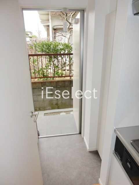 玄関　玄関にはトールタイプのシューズボックス。