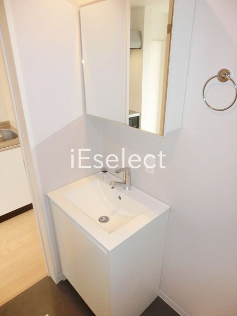 洗面設備　便利な独立洗面化粧台。