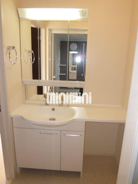 洗面設備　女性に人気の独立化粧台完備です。