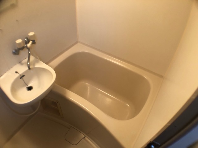 バス・シャワールーム　シンプルで機能的なユニットバスです