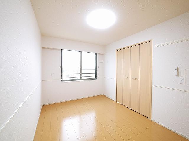 その他部屋・スペース　落ち着いた色調の寝室です