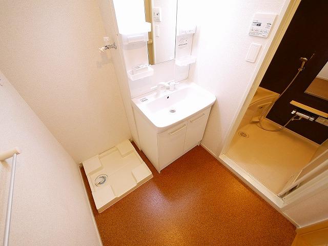 洗面設備　明るい洗面所です