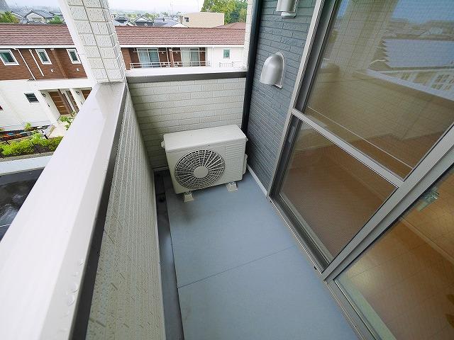 バルコニー　暖かな日差しのふりそそぐバルコニー