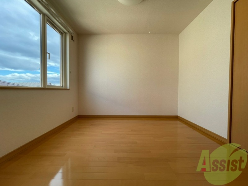 その他部屋・スペース　寝室はこちらです。光が差し込む、温かみのあるお部屋です。