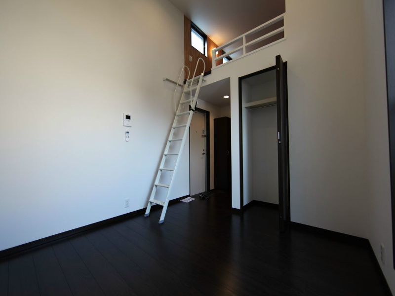 居室・リビング　洋室8.7帖　ロフト5帖（棚付）（収納でも部屋でも使えます）