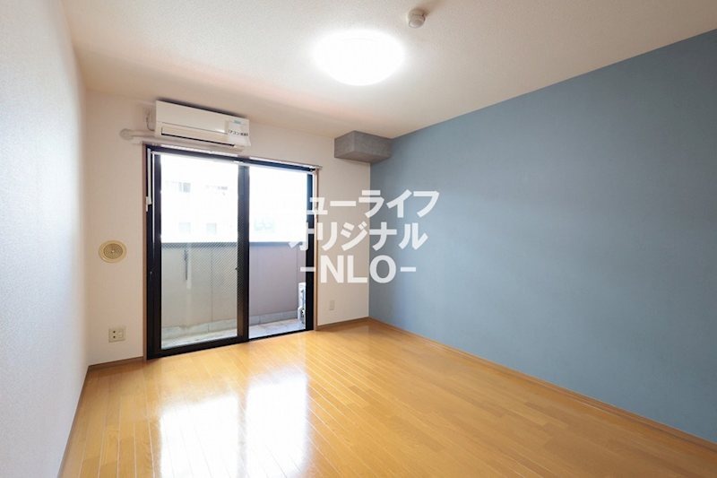 居室・リビング　窓際には雨天時に大活躍の”室内物干し設備“を新設しました！