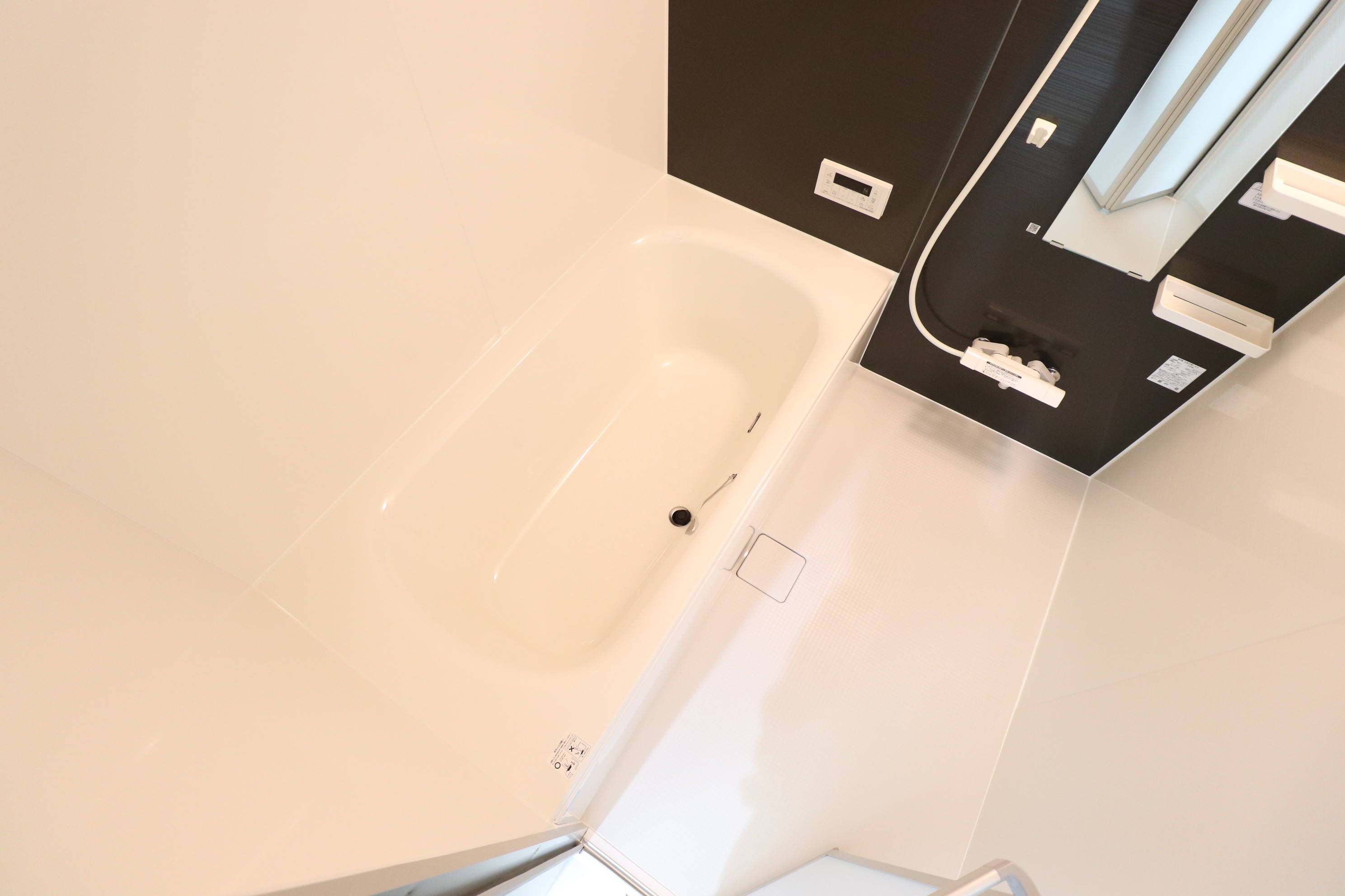 バス・シャワールーム　鏡付きの広々バスルーム♪