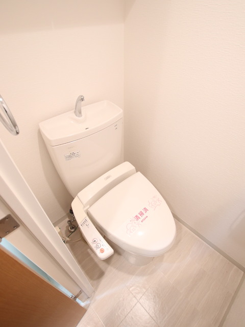トイレ　洗浄便座付きのトイレです。