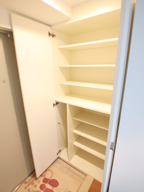 玄関　収納スペースがたくさんあるシューズボックスです。