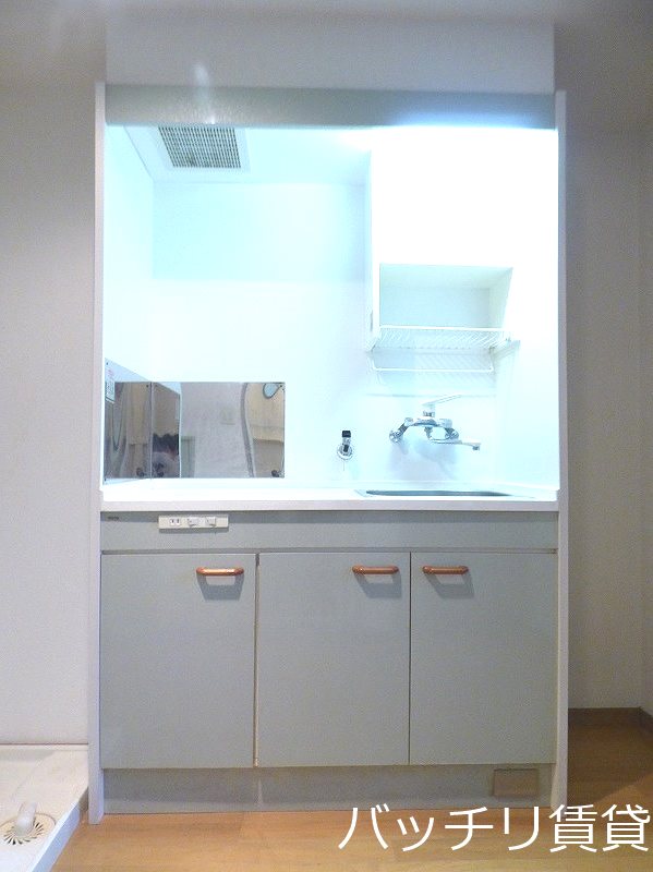 キッチン　別号室タイプの為、現状を優先致します。