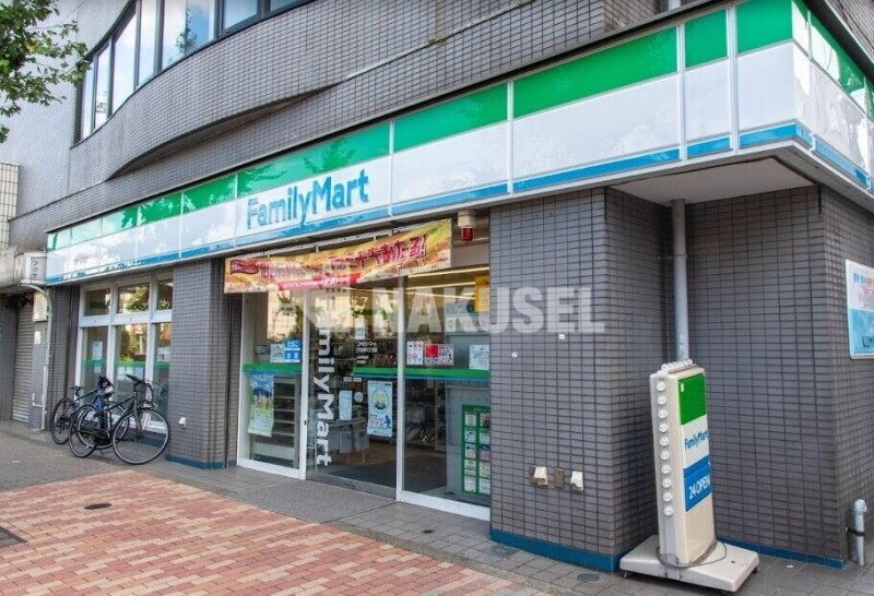 コンビニ　ファミリーマート下目黒六丁目店（コンビニ）まで60m