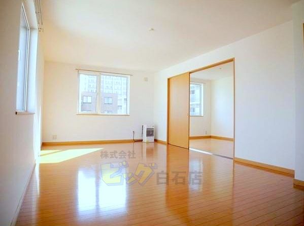 居室・リビング　日当たり良好で明るいリビングです♪