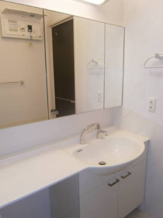 洗面設備　ゆったりとスペースのある洗面所