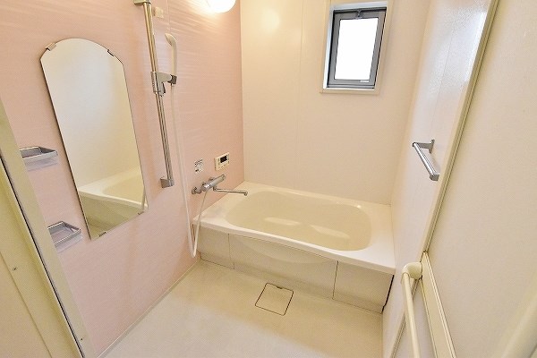 バス・シャワールーム　★お風呂にゆっくり浸かって疲れを取りませんか？追焚機能付き★