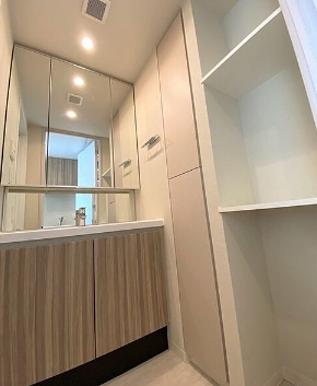 洗面設備　明るい洗面所です