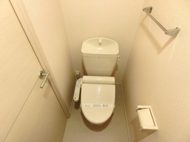 トイレ　同物件別号室の写真です。