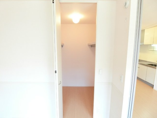 収納　同物件別号室の写真です。