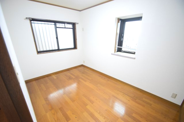 その他部屋・スペース　落ち着いた色調の寝室です