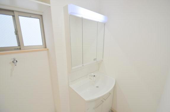 洗面設備　ゆったりとスペースのある洗面所