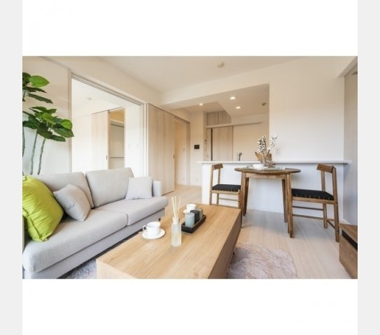 居室・リビング　家具/調度品に関しては配置例を示したものであり、実際の賃貸に