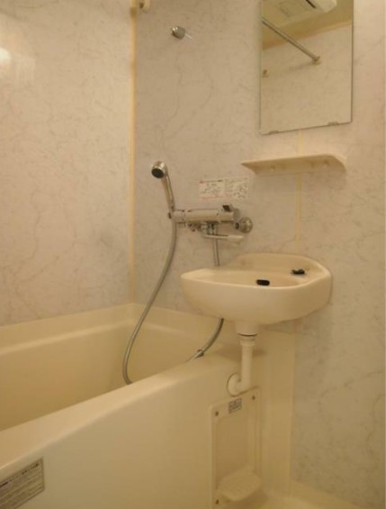 バス・シャワールーム　浴室乾燥機付きバス。