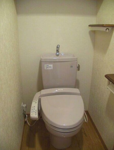 トイレ　温水洗浄便座。