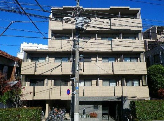 建物外観　鉄筋コンクリート造のがっちりとした建物。