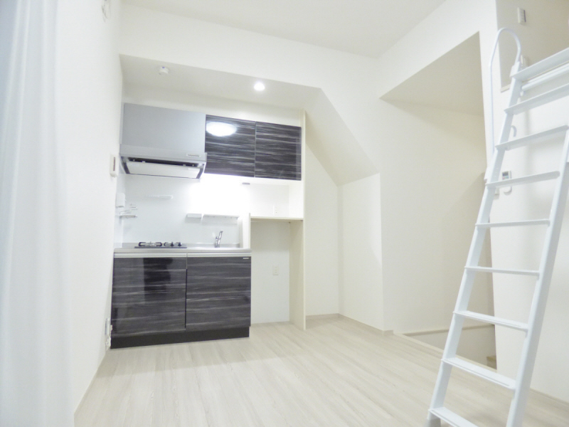 居室・リビング　天井が高くゆったりとした空間