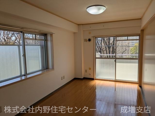 居室・リビング　２面採光のリビング