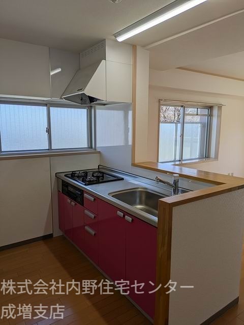 キッチン　３口コンロのシステムキッチン