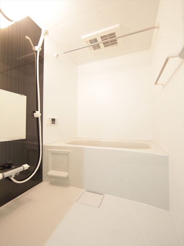 バス・シャワールーム　浴室暖房乾燥機付　追い焚き機能付お風呂　イメージ写真