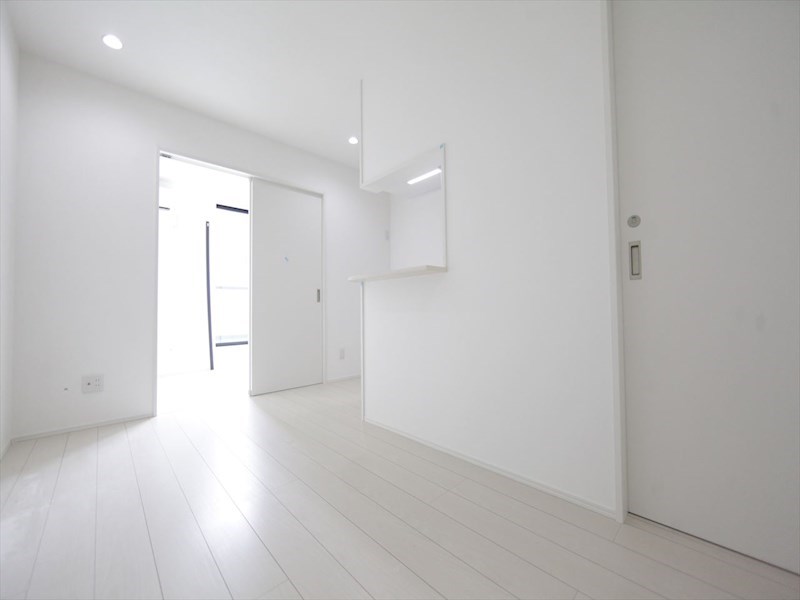 居室・リビング　ＬＤＫ8.1帖　システムキッチン　エアコン完備　イメージ写真