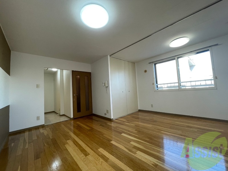 居室・リビング　リビングです。窓が大きくて明るいですね！