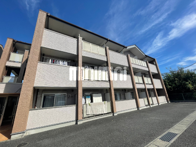 建物外観　鉄骨造の３階建マンション