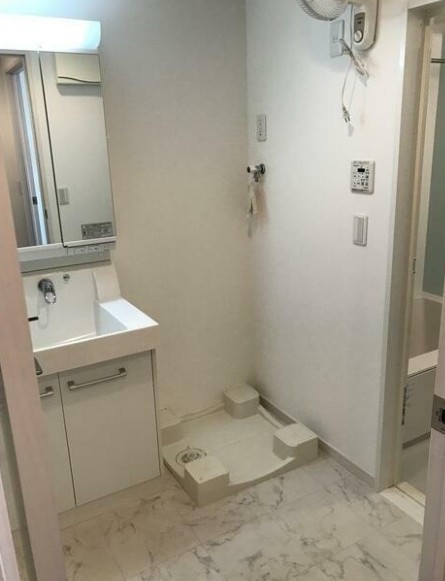 洗面設備　スペースが確保できる洗面所です